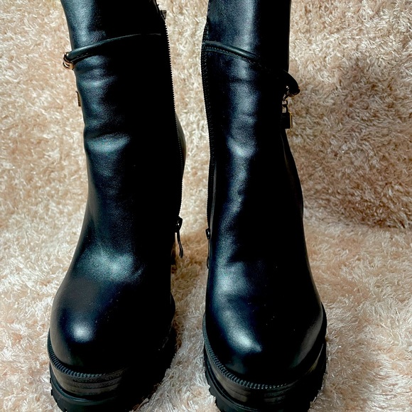 A block high heel warm boot. Size 8.5-9 USA - Picture 2 of 3
